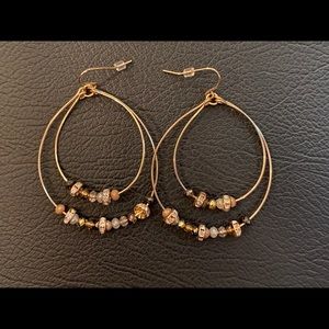 Gold toned hoop earrings🌟